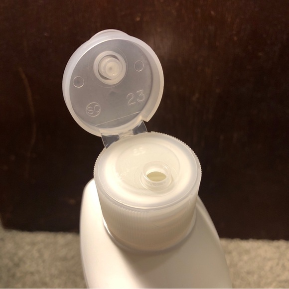 X2 Jergens Extra Moisturizing Hand Wash, Cherry Almond, Cleans Moisturizes 16oz - Picture 5 of 7